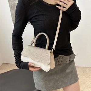 Sac à bandoulière chic beige et doré pour femme avec rabat ondulé et lanière