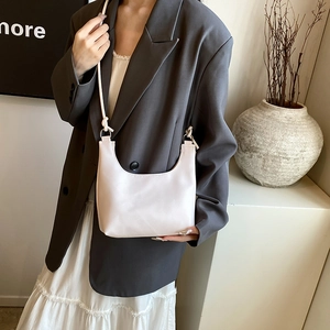 Sac bandoulière demi-lune blanc cassé chic avec texture grainée et bandoulière réglable