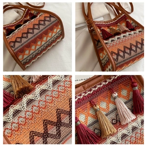 Dettaglio borsa boho in tessuto con ricami geometrici e ciondoli con nappe colorate