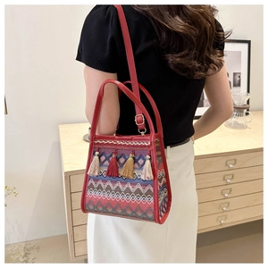 Dettaglio della borsa bohémien con nappe colorate e motivi geometrici ricamati