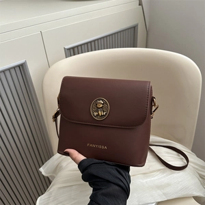 Sac Bandoulière Vintage en Cuir PU pour Femmes Petit Sac Carré Rétro à Épaule Avec Badge en Relief Métallique