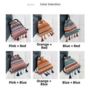 Dettaglio borse a secchiello etniche con frange boho e diverse varianti di colore