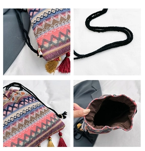 Dettagli della borsa a secchiello boho con motivi geometrici e nappe di seta colorate