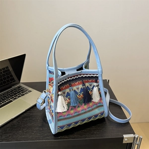 Borsa a secchiello etnica intrecciata con finiture in pelle blu e frange colorate