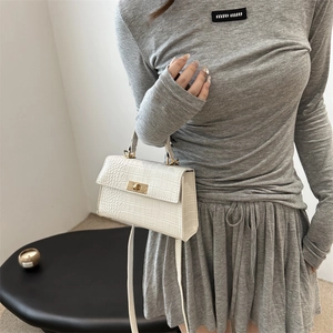 Sac à main blanc motif crocodile avec fermoir doré et bandoulière amovible élégante