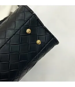 Détail du fond en cuir tressé avec rivets métalliques dorés pour plus de durabilité