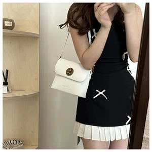 Détail du sac à épaule en cuir blanc avec boucle dorée et logo FANIYISSA