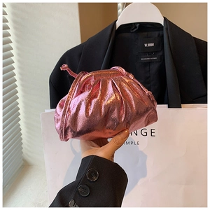 Gros plan d'un sac nuage plissé rose métallique montrant texture fine et brillance