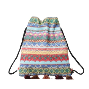 Zaino etnico in tessuto con motivi geometrici colorati e nappe decorative sul fondo