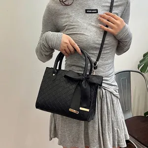 Sac Tote en Cuir PU Tissé pour Femmes Avec Nœud en Satin Quincaillerie Dorée Sac à Épaule Bandoulière Mode Navette Sacs à Main