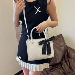 Sac fourre-tout blanc tissé avec grand nœud noir et bandoulière réglable