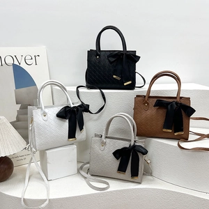 Sacs cabas tissés pour femmes avec nœud papillon en noir, blanc, marron et gris