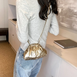 Sac à main doré plissé pour femme avec fine bandoulière pour un portage en bandoulière