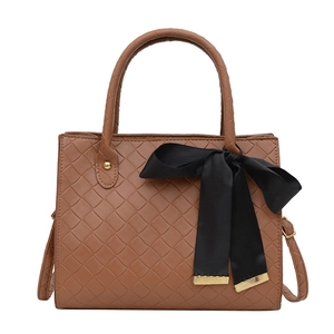 Sac fourre-tout marron tissé avec nœud en satin noir et bandoulière réglable