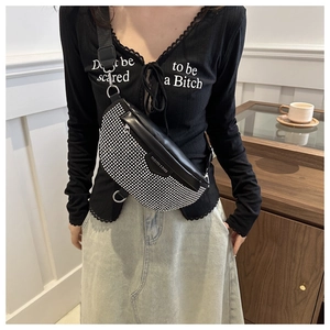 Détail du sac de poitrine en similicuir noir avec rivets argentés et large sangle