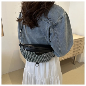 Détail du sac bandoulière en strass avec cuir brillant et bandoulière réglable