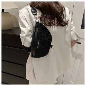 Détail du sac de poitrine croissant noir avec strass et étiquette en tissu Fashion