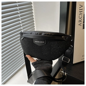 Détail du sac ceinture noir à strass avec plaque métallique et sangle réglable en nylon