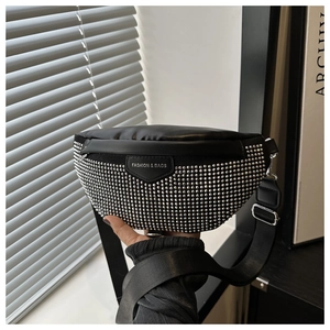 Détail du sac bandoulière noir avec rivets argentés et bandoulière en nylon réglable