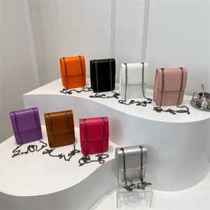 Sac de Téléphone Portable Minimaliste en Cuir PU pour Femmes Couleur Unie Mini Sac Bandoulière à Rabat Avec Bandoulière Chaîne Métallique