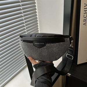 Sac de Poitrine à Strass et Rivets pour Femmes Mode Cuir PU Croissant Sac à Bandoulière Streetwear Sac de Taille pour Fête
