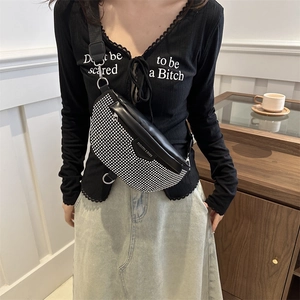 Sac de poitrine croissant noir chic avec strass brillants et plaque métallique