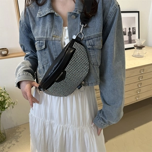 Sac bandoulière tendance en forme de demi-lune avec strass et sangle en cuir noir sur mannequin