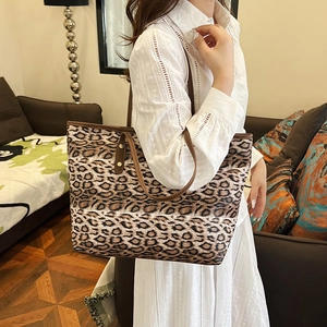 Grand sac cabas à imprimé léopard avec bandoulières marron pour le quotidien chic