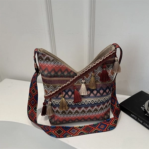Etnische geweven tote bag met kleurrijke geometrische patronen en decoratieve kwastjes