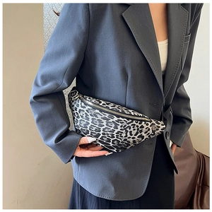 Detail der Leopardenmuster Gürteltasche mit Goldreißverschluss auf grauem Blazer