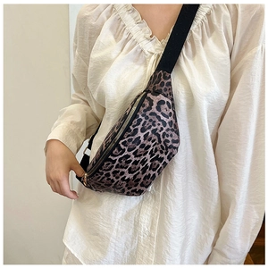 Modische Gürteltasche mit Leopardenmuster, Goldreißverschluss und schwarzem Gurt