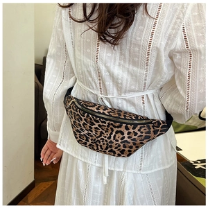 Detail der Gürteltasche mit Leopardenmuster und Metallreißverschluss am Model