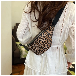 Modische Umhängetasche mit Leopardenmuster kombiniert mit weißem Kleid für Damen