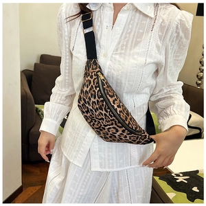 Detail der Crossbody-Tasche mit Leopardenmuster, verstellbarem Gurt und goldener Schnalle