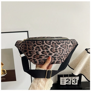 Detail der Bauchtasche mit Leopardenmuster, goldener Hardware und schwarzem Gurt