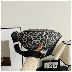 Detail der Bauchtasche mit Leopardenmuster, schwarzem Gurt und goldener Schnalle