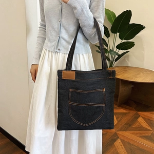 Μεγάλη vintage μπλε τσάντα denim με πορτοκαλί ραφές και καφέ δερμάτινο επίθεμα