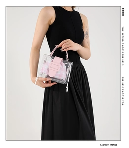 Detail van roze PVC jelly tas met geruite voering en leren handvat voor dames