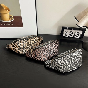 Drei Umhängetaschen mit Leopardenmuster in verschiedenen Farben und Metallreißverschluss