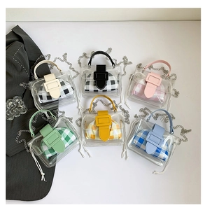 Gekleurde transparante PVC mini tassen met kettingriem en geruite binnenzakken