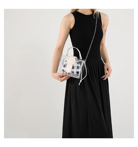 Detail van transparante PVC-tas met een ruitjes binnentas en stijlvolle kettingriem
