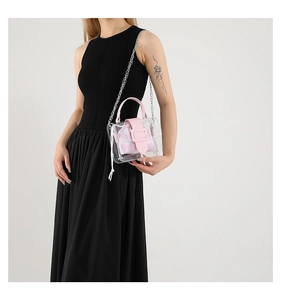 Details van roze leer en transparant PVC op mini-tas met zilveren kettingriem