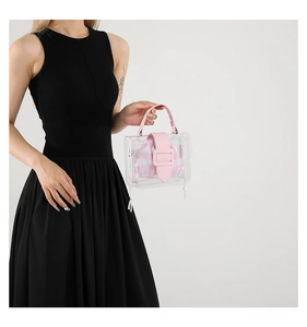 Detail van roze lederen riem en geruite binnentas in een transparante PVC handtas
