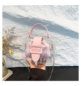 Detail van roze ruitjes binnentas in transparante PVC handtas met metalen ketting