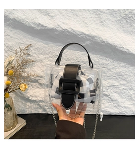 Detail van transparante PVC tas met schaakbord binnentas en een elegante ketting