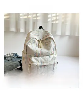 Zaino bianco con trama trapuntata a rombi e strisce ricamate colorate vivaci