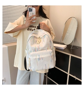 Dettaglio dello zaino bianco in tessuto jacquard strutturato con ricamo arcobaleno fine