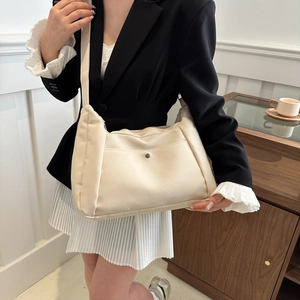 Grand sac bandoulière beige en nylon forme demi-lune avec large sangle de confort