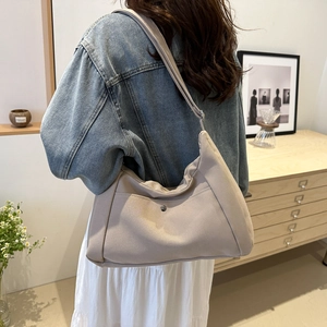 Sac hobo beige minimaliste en nylon pour femme avec bandoulière réglable en style décontracté