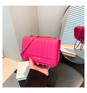 Détail du sac matelassé rose en cuir PU avec chaîne dorée et reflet de miroir